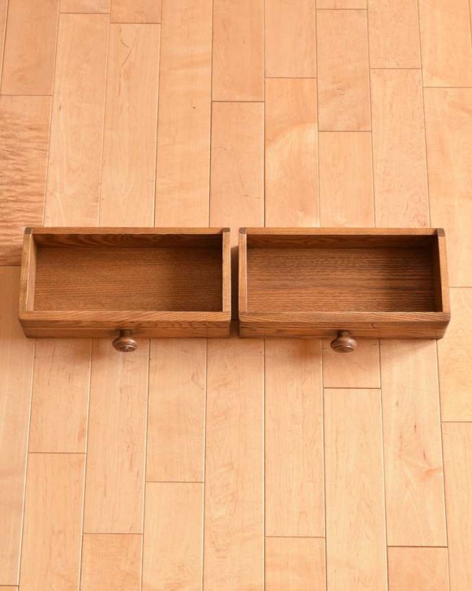 ウォールシェルフ・ウォールハンガー　アンティーク家具　北欧スタイルの収納つきヴィンテージのウォールシェルフ（プレートラック）。引き出しは２杯あります。(k-1834-f)