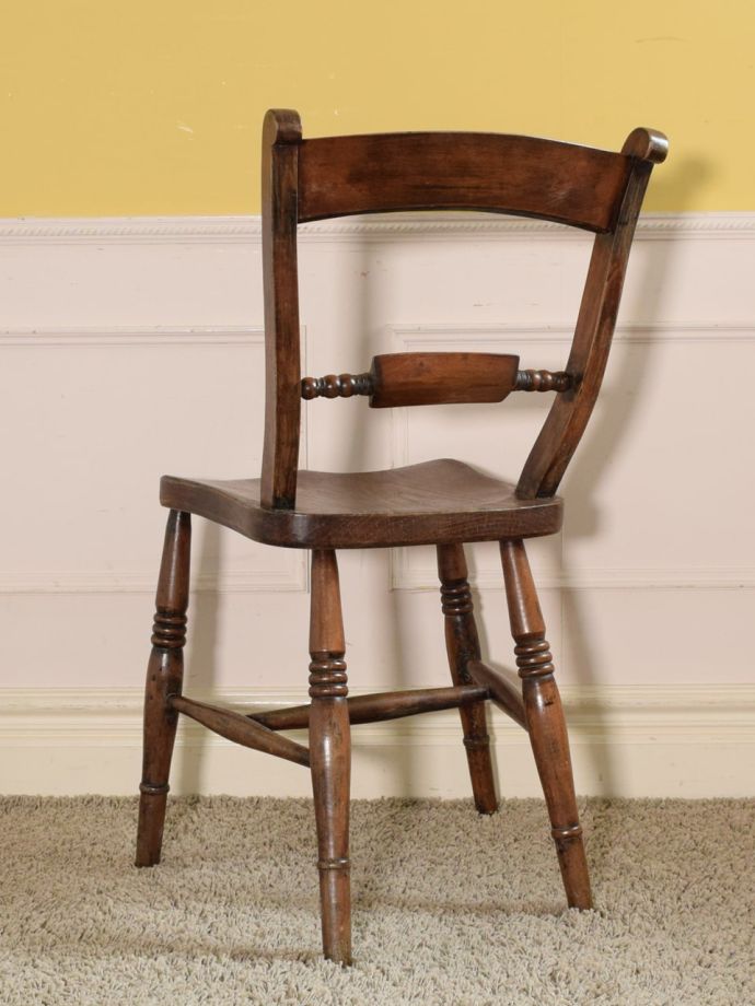 アンティークチェアの後ろ姿