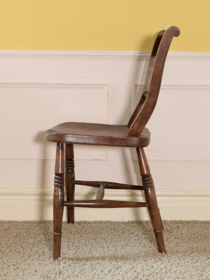 アンティークチェアの横顔