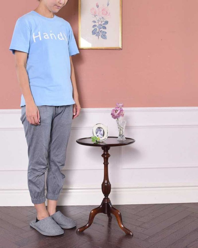 アンティークのテーブル　アンティーク家具　天板が美しいワインテーブル、小さいアンティーク英国家具。移動もラクラクどこでも使える小さなテーブル持ち運び便利なワインテーブル。(k-1835-f)