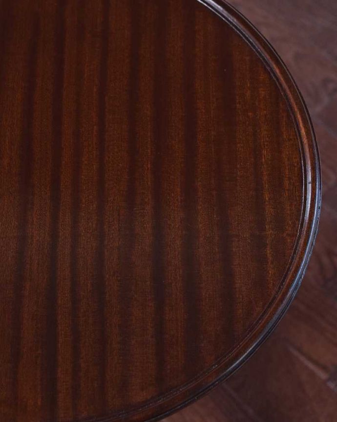 アンティークのテーブル　アンティーク家具　天板が美しいワインテーブル、小さいアンティーク英国家具。近づいてみるとこんな感じ。(k-1835-f)