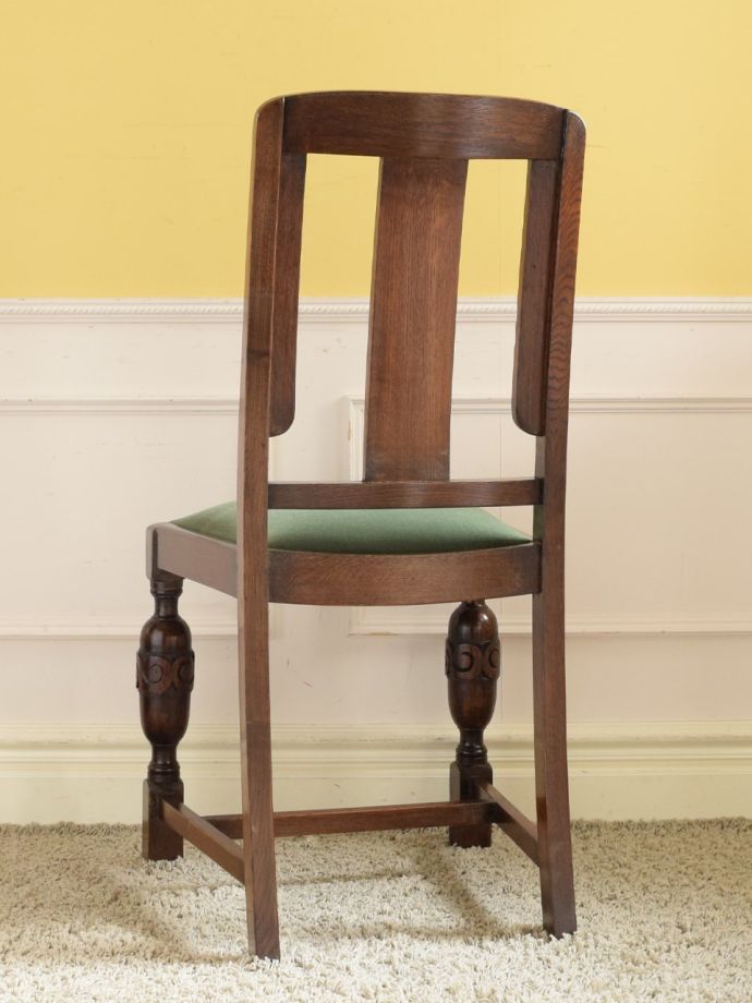 アンティークチェアの後ろ姿