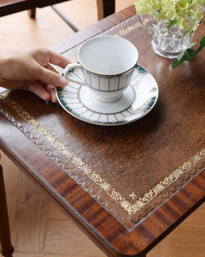 アンティークのテーブル アンティーク家具 上品で優雅なアンティークの英国家具、革張り天板のネストテーブル。天板も修復したのでキレイです修復の際、塗装もキレイにお直ししたので安心して使ってください。(k-1839-f)