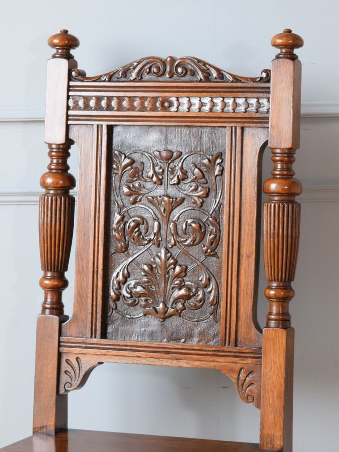 背もたれが美しいアンティークの椅子