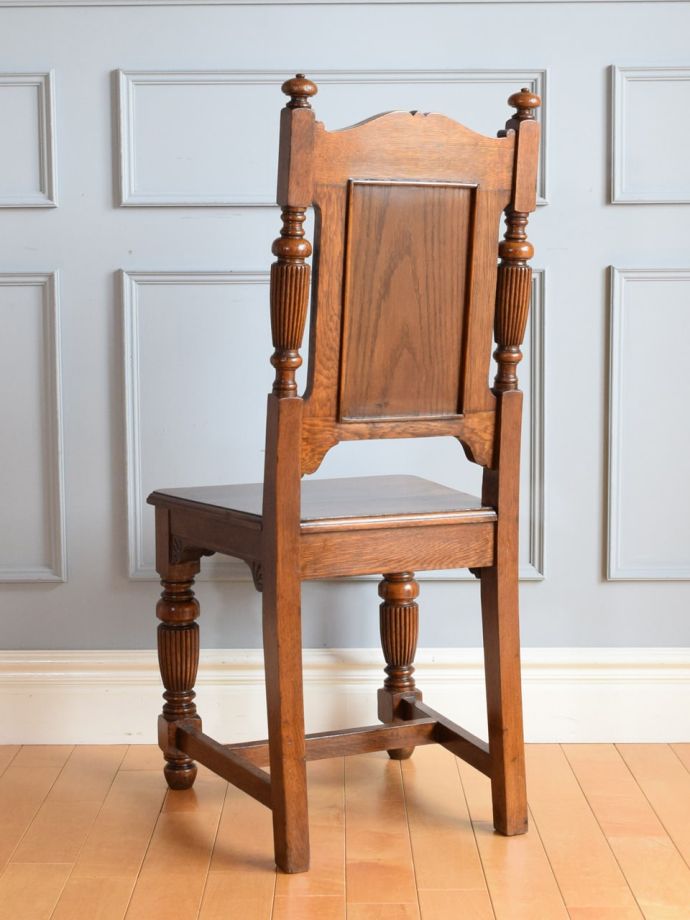 アンティークチェアの後ろ姿