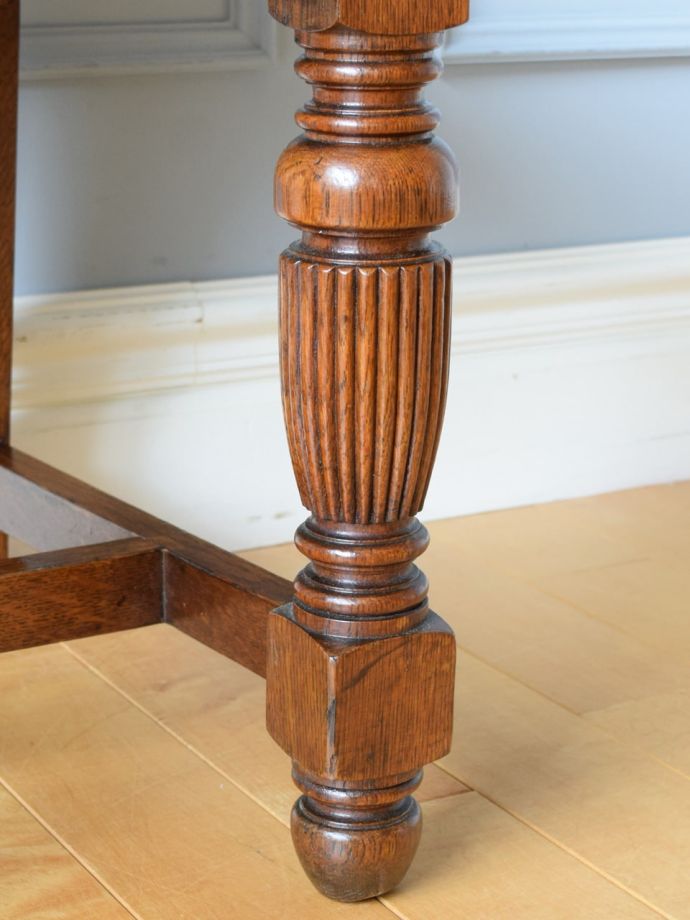 アンティークチェアの脚