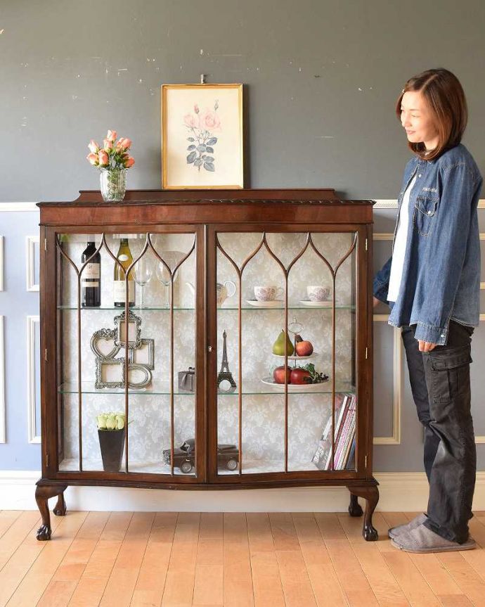 アンティークのキャビネット　アンティーク家具　クロウ＆ボールの脚がエレガント、アンティーク家具ガラスキャビネット 。アンティーク家具と言えば、やっぱりガラスのキャビネットいろんな場所で使えるガラスのキャビネットはアンティーク家具の中でもイチオシの家具です。(k-1840-f)