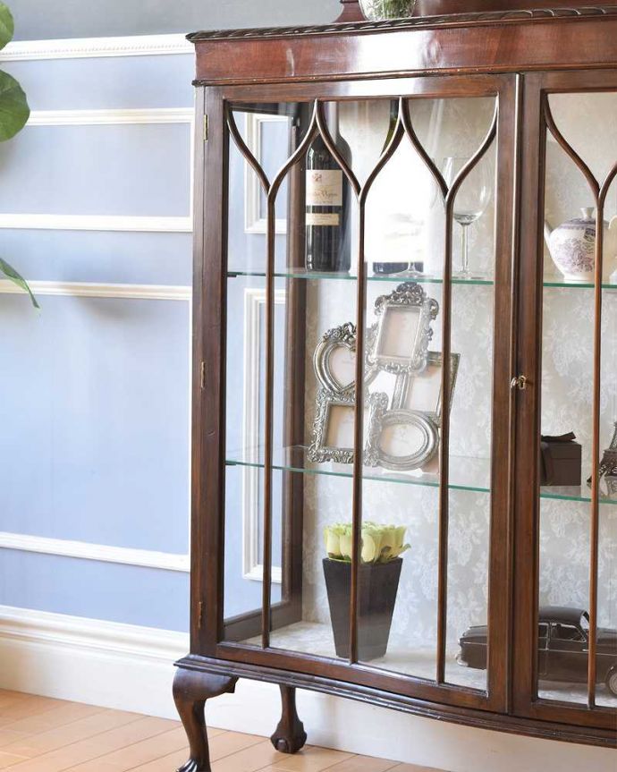アンティークのキャビネット　アンティーク家具　クロウ＆ボールの脚がエレガント、アンティーク家具ガラスキャビネット 。木で描かれたガラス扉の模様の美しさにうっとり･･･やっぱりガラス面に描かれたアンティークらしい美しい模様が特長。(k-1840-f)