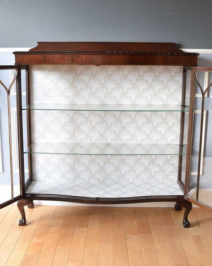 アンティークのキャビネット　アンティーク家具　クロウ＆ボールの脚がエレガント、アンティーク家具ガラスキャビネット 。扉を開けてみると･･･棚板と背板に貼ってあるクロスは修復の時、新しいものに張り替えたので中のクロスは新しいものに張替えてあるのでキレイです。(k-1840-f)