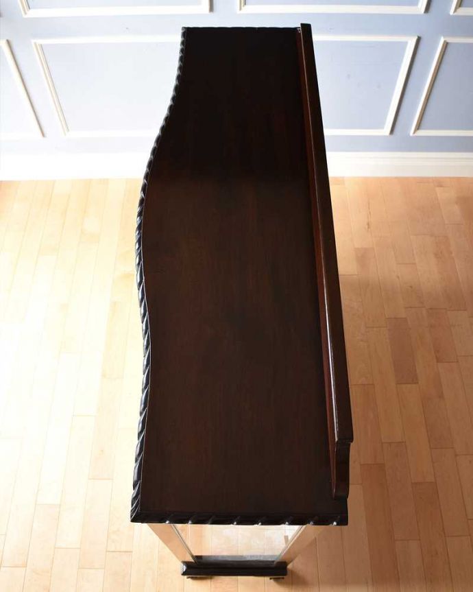 アンティークのキャビネット　アンティーク家具　クロウ＆ボールの脚がエレガント、アンティーク家具ガラスキャビネット 。塗装もキレイに仕上げました上から見るとこんな感じです。(k-1840-f)