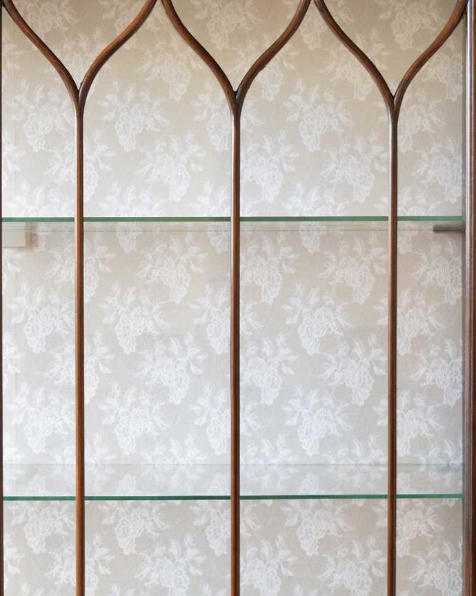 アンティークのキャビネット　アンティーク家具　クロウ＆ボールの脚がエレガント、アンティーク家具ガラスキャビネット 。木の装飾が上品なアクセントになっています。(k-1840-f)