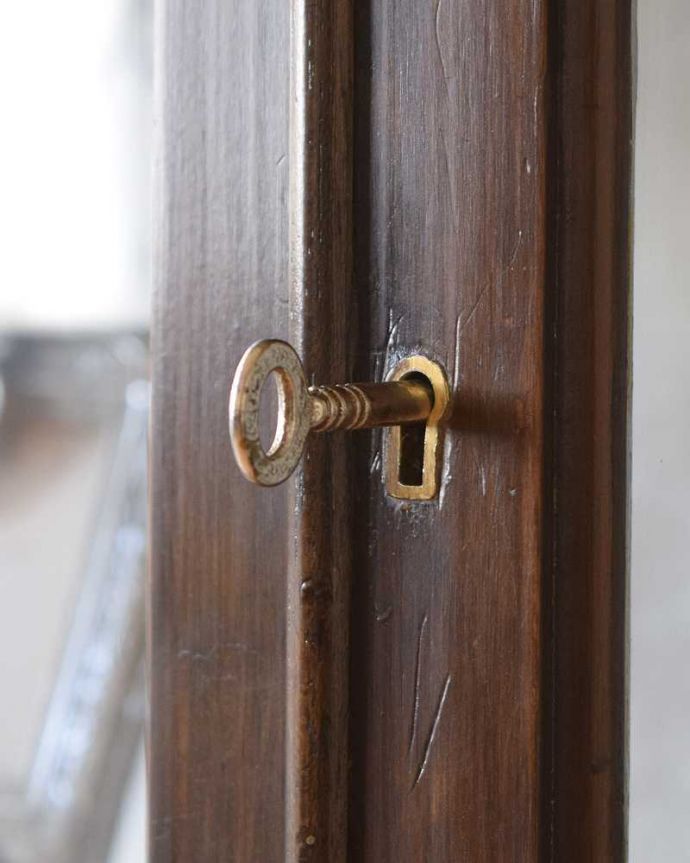 アンティークのキャビネット　アンティーク家具　クロウ＆ボールの脚がエレガント、アンティーク家具ガラスキャビネット 。開ける度にワクワク取っ手もアンティークらしいデザイン。(k-1840-f)