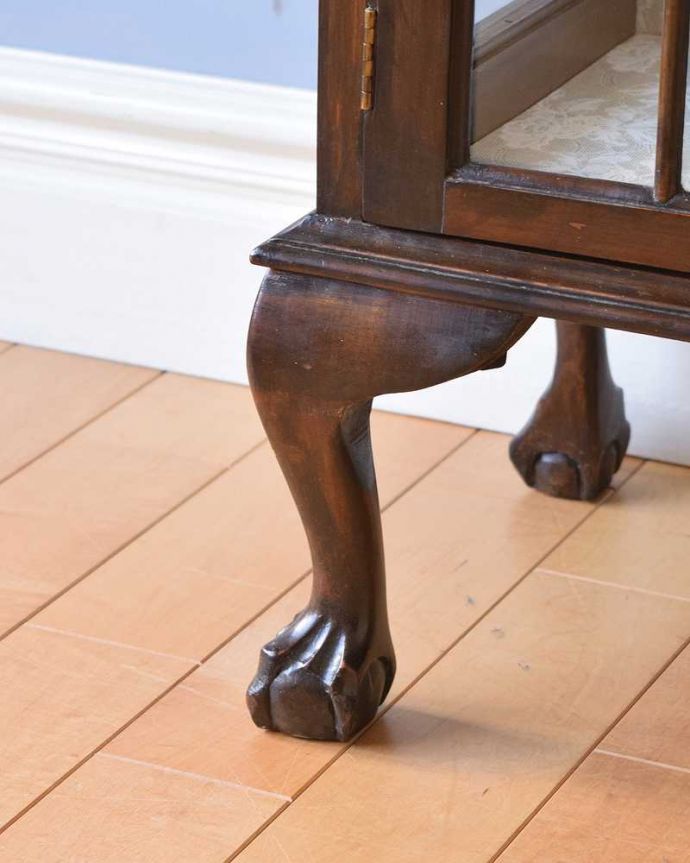 アンティークのキャビネット　アンティーク家具　クロウ＆ボールの脚がエレガント、アンティーク家具ガラスキャビネット 。女性１人でラクラク運べちゃうんですHandleのアンティークは、脚の裏にフェルトキーパーをお付けしています。(k-1840-f)