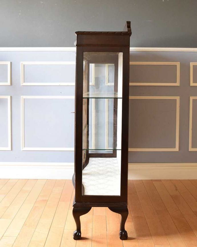 アンティークのキャビネット　アンティーク家具　クロウ＆ボールの脚がエレガント、アンティーク家具ガラスキャビネット 。横から見ても素敵なんですガラスキャビネットはどこから見ても美しい！いろんな角度から中を見て楽んで下さい。(k-1840-f)