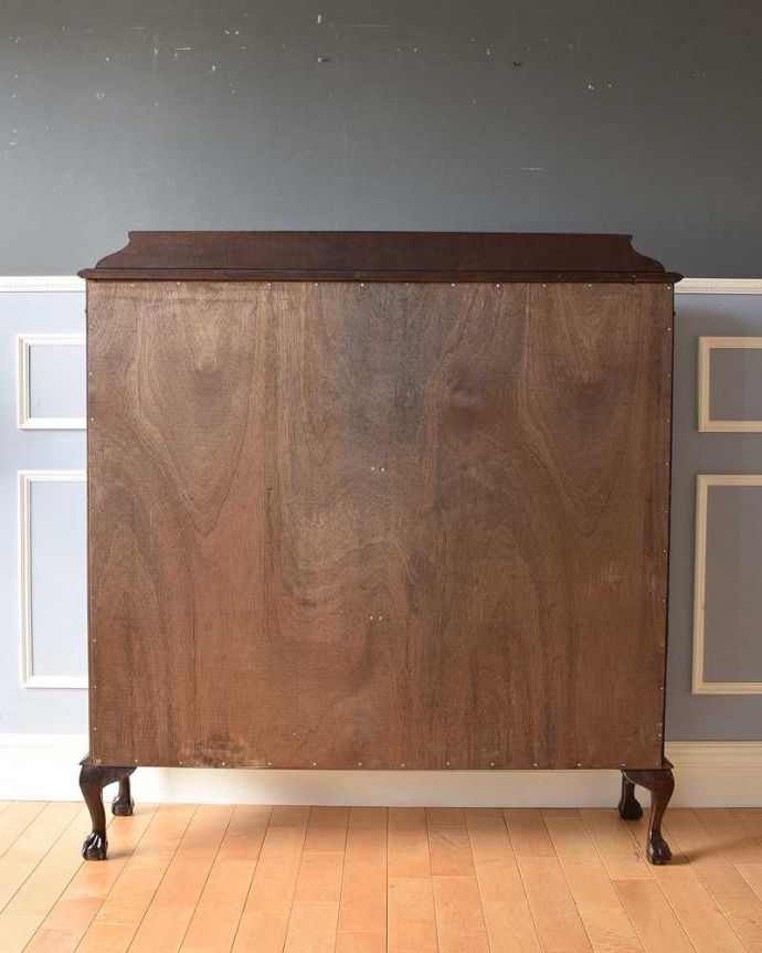 アンティークのキャビネット　アンティーク家具　クロウ＆ボールの脚がエレガント、アンティーク家具ガラスキャビネット 。キレイに修復しました！アンティークは新品ではないので、経年変化によるキズはありますが、専門の職人がキレイにお直しをしているので、後姿までキレイです。(k-1840-f)