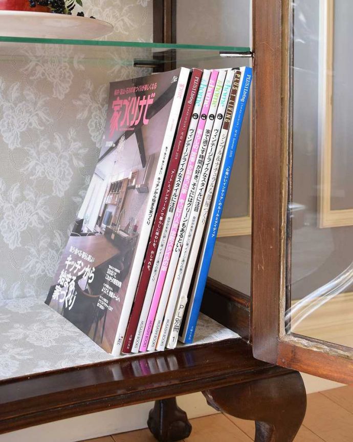 アンティークのキャビネット　アンティーク家具　クロウ＆ボールの脚がエレガント、アンティーク家具ガラスキャビネット 。A4サイズの雑誌も収納できる優等生雑誌まで収納できる高さ！本や雑誌もたっぷり収納出来ます。(k-1840-f)