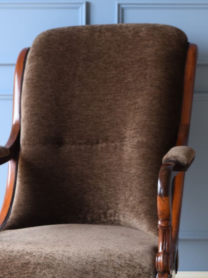 背もたれが美しいアンティークの椅子