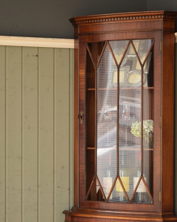 アンティークのキャビネット アンティーク家具 英国輸入のアンティーク家具、マホガニー材のコーナーキャビネット。お部屋の角にピタッと収まる飾り棚お部屋の角にピッタリ収まっちゃうから、どこでも使える便利なコーナーキャビネット。(k-1841-f)