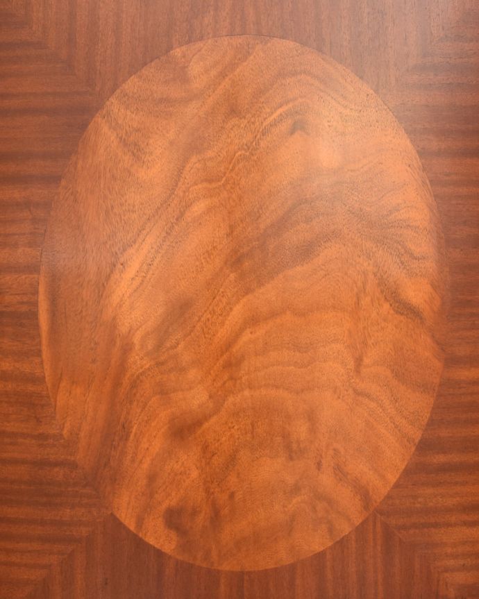 アンティークのキャビネット アンティーク家具 英国輸入のアンティーク家具、マホガニー材のコーナーキャビネット。木目の美しさにうっとり・・・美しすぎる木目&象嵌で勝負!誰もが満足しちゃう表情です。(k-1841-f)