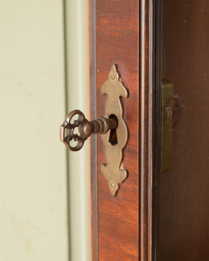 アンティークのキャビネット アンティーク家具 英国輸入のアンティーク家具、マホガニー材のコーナーキャビネット。開ける度にワクワクアンティークらしい取っ手のデザイン。(k-1841-f)