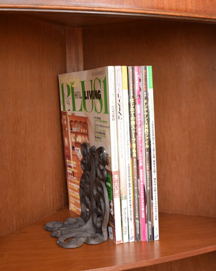 アンティークのキャビネット アンティーク家具 英国輸入のアンティーク家具、マホガニー材のコーナーキャビネット。扉の中は収納たっぷりA4サイズの雑誌までしっかり収納出来ちゃう大きさ。(k-1841-f)