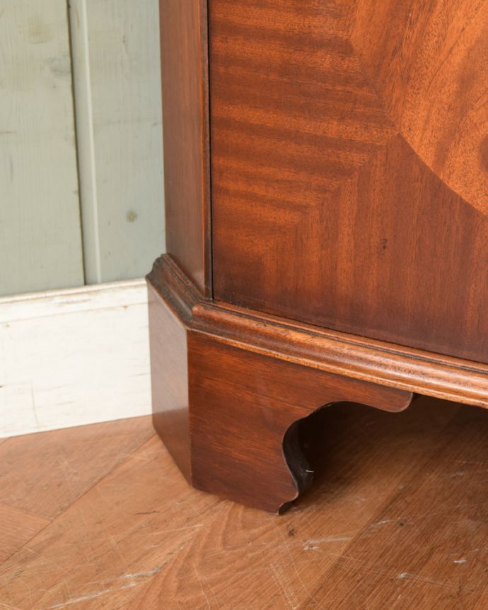 アンティークのキャビネット アンティーク家具 英国輸入のアンティーク家具、マホガニー材のコーナーキャビネット。女性1人でラクラク運べちゃうんですHandleのアンティークは、脚の裏にフェルトキーパーをお付けしています。(k-1841-f)