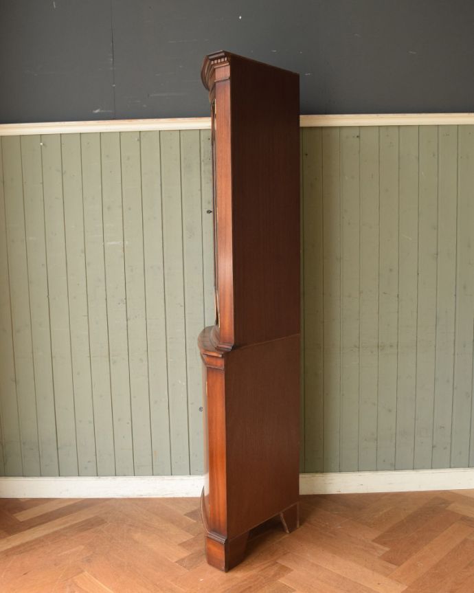 アンティークのキャビネット アンティーク家具 英国輸入のアンティーク家具、マホガニー材のコーナーキャビネット。横から見ると、こんな感じ壁にピタッと収まる部分は三角形になっています。(k-1841-f)