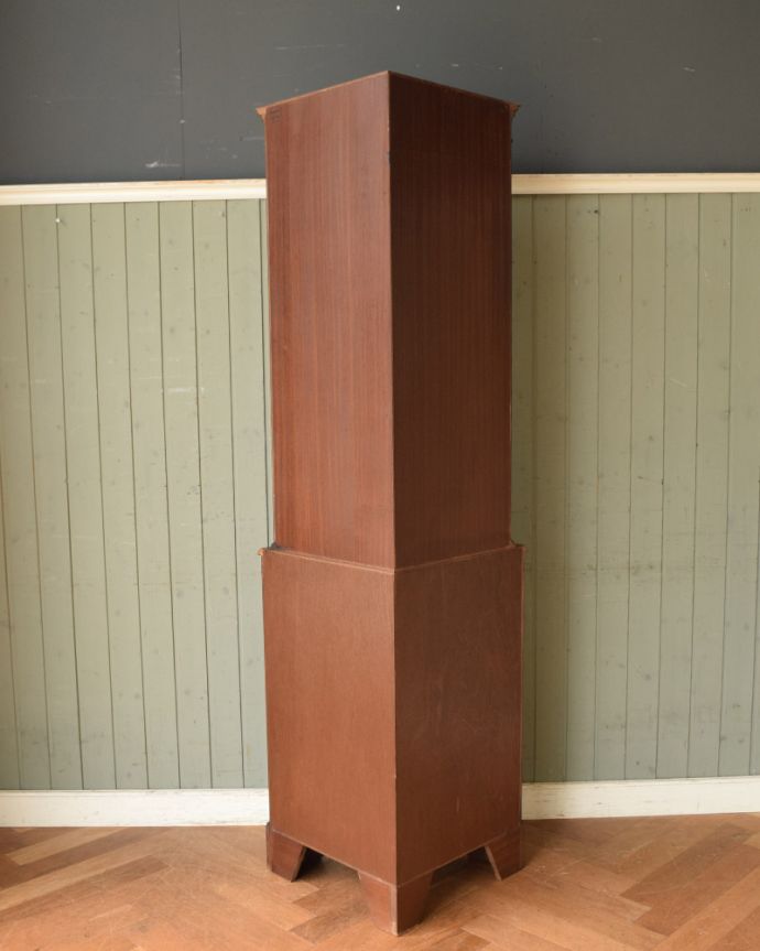 アンティークのキャビネット アンティーク家具 英国輸入のアンティーク家具、マホガニー材のコーナーキャビネット。壁で見えないけれど、後ろ姿もキレイです見えない部分もきちんと修復しているので、キレイに仕上がっています。(k-1841-f)