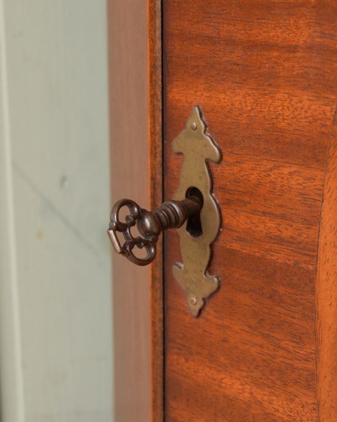 アンティークのキャビネット アンティーク家具 英国輸入のアンティーク家具、マホガニー材のコーナーキャビネット。鍵を引っ掛けて取っ手のようにして開閉してください。(k-1841-f)