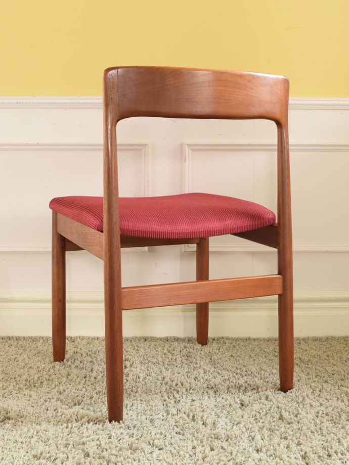 ビンテージチェアらしいカッコイイ後ろ姿