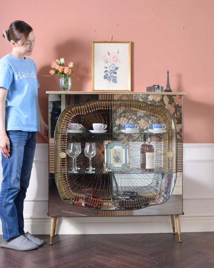 アンティークのキャビネット　アンティーク家具　ミラーとガラスがキラキラ美しい、輝くアンティークガラスキャビネット。キラキラに輝くガラスのキャビネット。(k-1842-f)