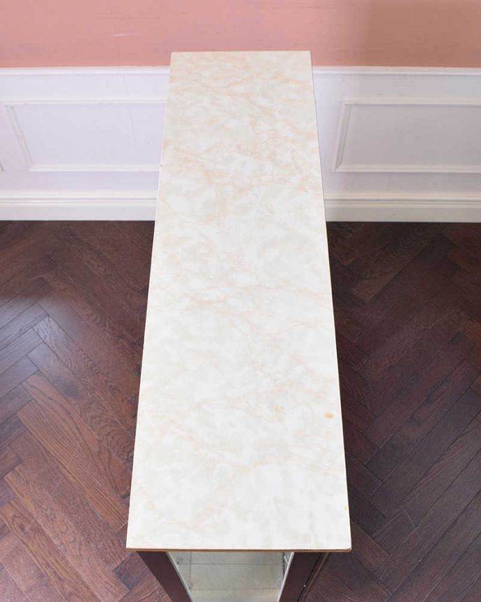 アンティークのキャビネット　アンティーク家具　ミラーとガラスがキラキラ美しい、輝くアンティークガラスキャビネット。上から見るとよく分かるキャビネットの形全体の形はこんな感じです。(k-1842-f)