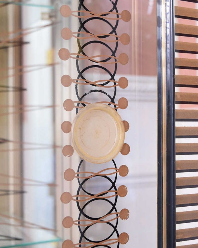 アンティークのキャビネット　アンティーク家具　ミラーとガラスがキラキラ美しい、輝くアンティークガラスキャビネット。開ける度にワクワクする取っ手鍵が取っ手になっているので、中を開ける度にまるで宝箱を開ける気分です。(k-1842-f)