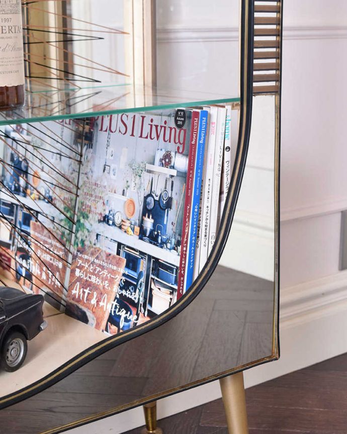 アンティークのキャビネット　アンティーク家具　ミラーとガラスがキラキラ美しい、輝くアンティークガラスキャビネット。A4サイズの雑誌も収納できる優等生雑誌まで収納できる高さ！本や雑誌もたっぷり収納出来ます。(k-1842-f)