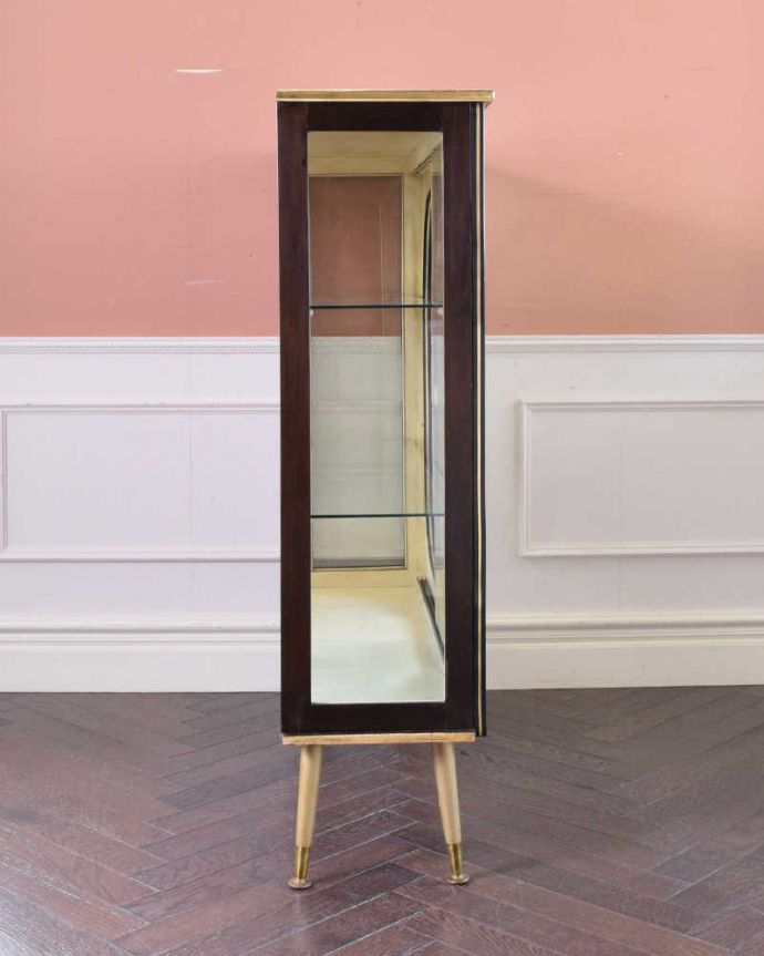 アンティークのキャビネット　アンティーク家具　ミラーとガラスがキラキラ美しい、輝くアンティークガラスキャビネット。横から見てもステキ背板以外の三方向がガラスで囲まれたキャビネット。(k-1842-f)