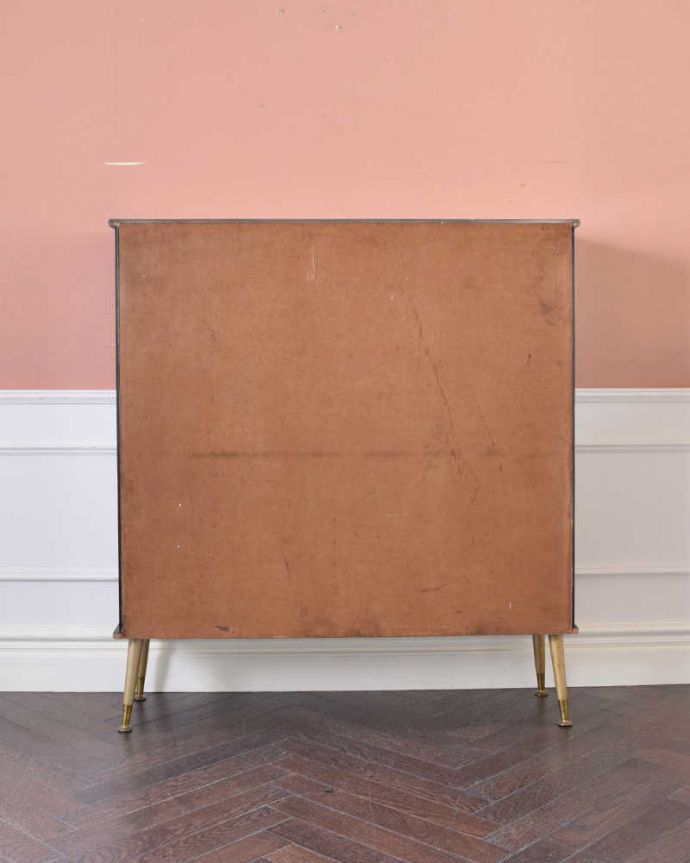 アンティークのキャビネット　アンティーク家具　ミラーとガラスがキラキラ美しい、輝くアンティークガラスキャビネット。もちろん背中を見てもキレイですアンティークは新品ではないので経年変化によるキズはありますが、専門の職人がキレイにお直ししたので、背中もキレイです。(k-1842-f)