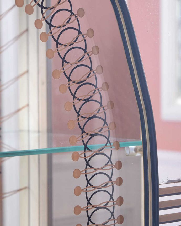 アンティークのキャビネット　アンティーク家具　ミラーとガラスがキラキラ美しい、輝くアンティークガラスキャビネット。繊細な当時の装飾がデザインされています。(k-1842-f)