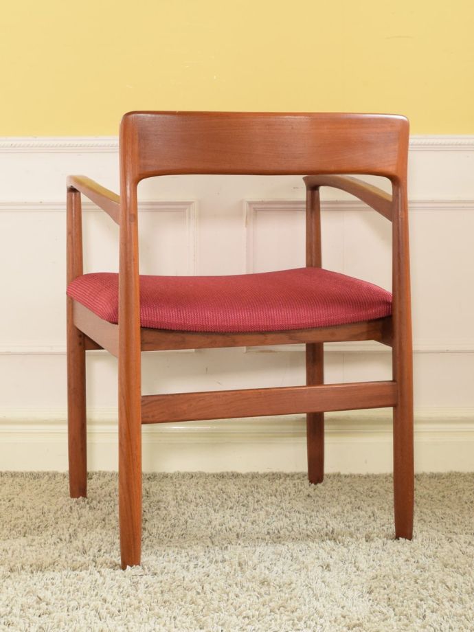 ビンテージチェアらしいカッコイイ後ろ姿