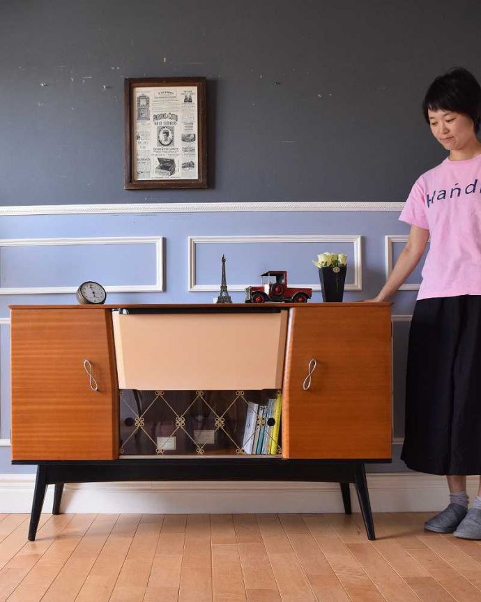 サイドボード　アンティーク家具　和室にもおすすめの北欧インテリア、レトロな雰囲気のサイドボード。人気のヒミツは北欧スタイルのデザインやっぱりスッキリとカッコイイ北欧デザインが人気のサイドボード。(k-1843-f)