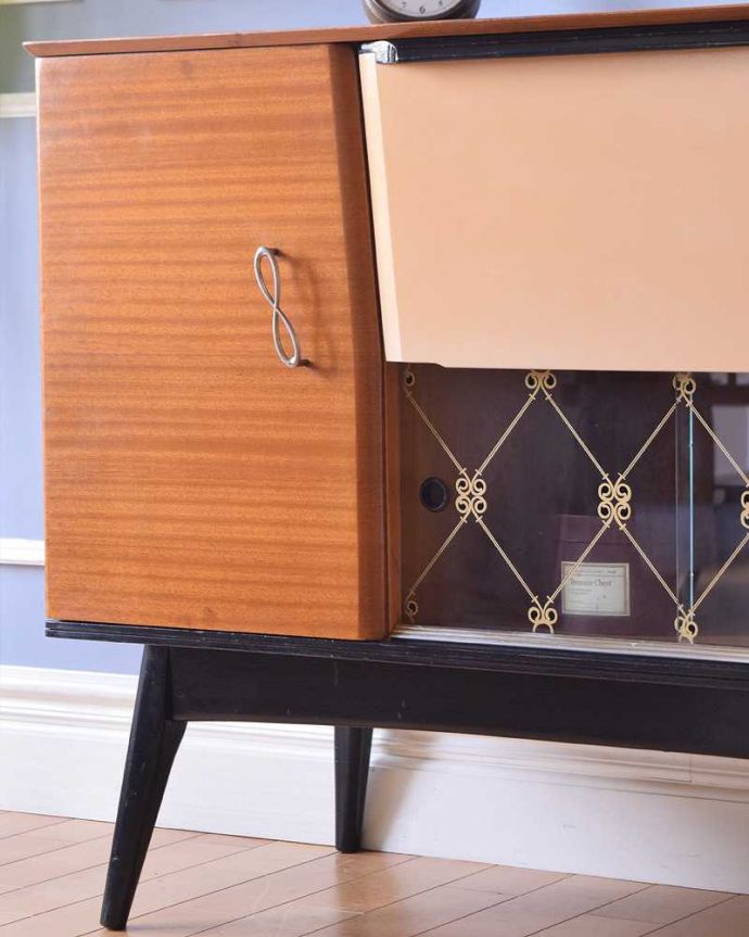 サイドボード　アンティーク家具　和室にもおすすめの北欧インテリア、レトロな雰囲気のサイドボード。ヴィンテージ家具らしいあたたかさ。(k-1843-f)