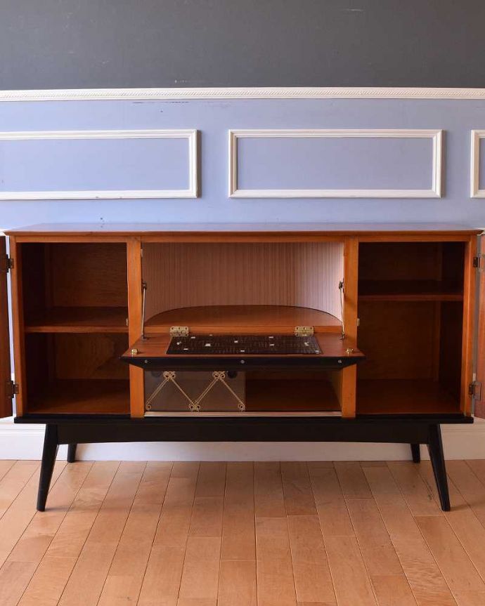 サイドボード　アンティーク家具　和室にもおすすめの北欧インテリア、レトロな雰囲気のサイドボード。扉の奥はたっぷり収納扉を開けると、中にはたっぷりの収納。(k-1843-f)