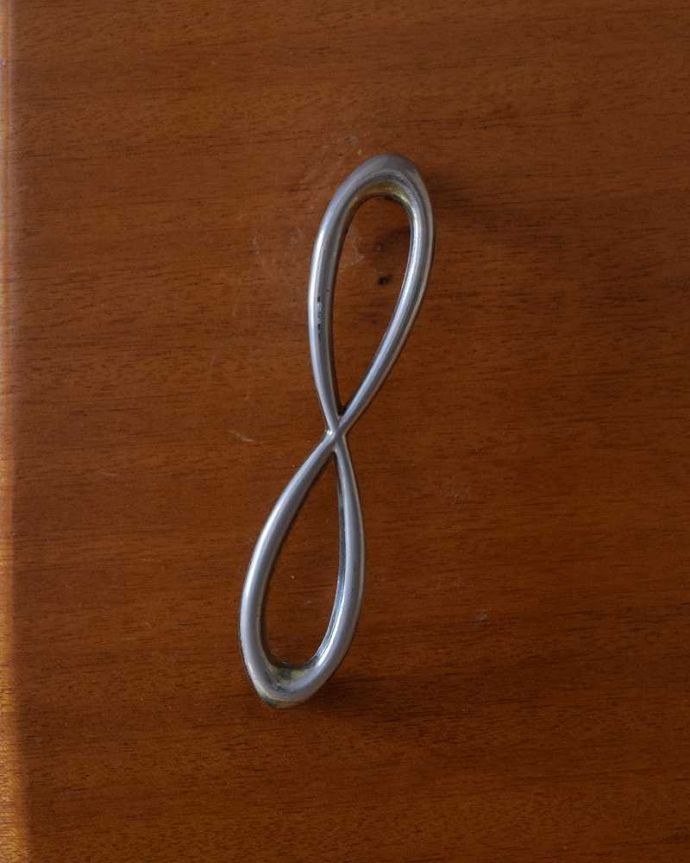 サイドボード　アンティーク家具　和室にもおすすめの北欧インテリア、レトロな雰囲気のサイドボード。扉の木目があたたかさを演出クールなデザインなのに、なんだかほっとするあたたかさ。(k-1843-f)