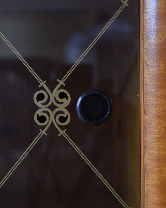 サイドボード　アンティーク家具　和室にもおすすめの北欧インテリア、レトロな雰囲気のサイドボード。デザインの一部になっている取っ手取っ手のデザインもシンプルかつ機能的に。(k-1843-f)