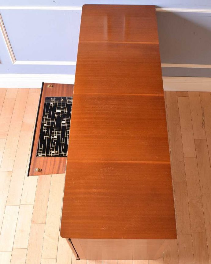 サイドボード　アンティーク家具　和室にもおすすめの北欧インテリア、レトロな雰囲気のサイドボード。天板の塗装もキレイに仕上げましたヴィンテージの家具は修復方法が様々。(k-1843-f)