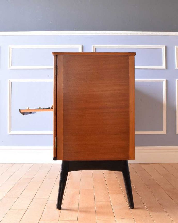 サイドボード　アンティーク家具　和室にもおすすめの北欧インテリア、レトロな雰囲気のサイドボード。横から見てもスッキリどこから見てもスッキリとしてステキなヴィンテージ。(k-1843-f)