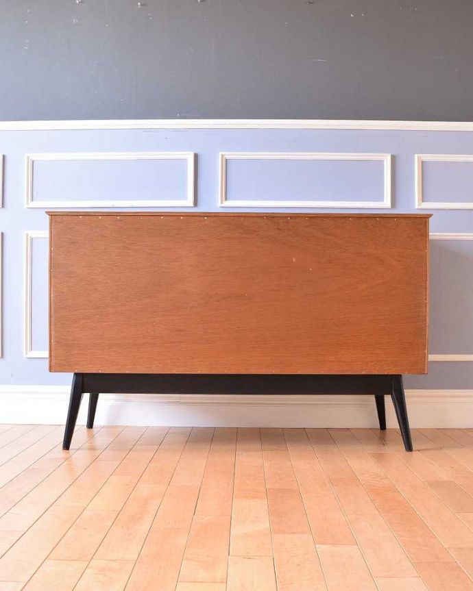 サイドボード　アンティーク家具　和室にもおすすめの北欧インテリア、レトロな雰囲気のサイドボード。もちろん後ろ姿もキレイですビンテージは新品ではないので、もちろん経年変化によるキズはあります。(k-1843-f)