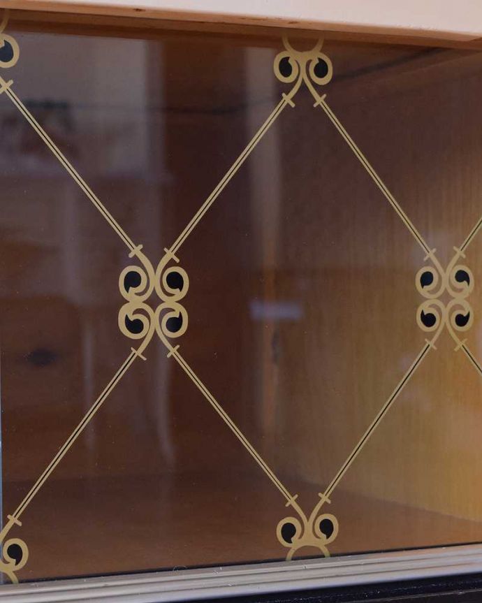 サイドボード　アンティーク家具　和室にもおすすめの北欧インテリア、レトロな雰囲気のサイドボード。キレイに残っていてくれました剥がれているものが多いんだけれど、この子はしっかり絵が残っていてくれました。(k-1843-f)