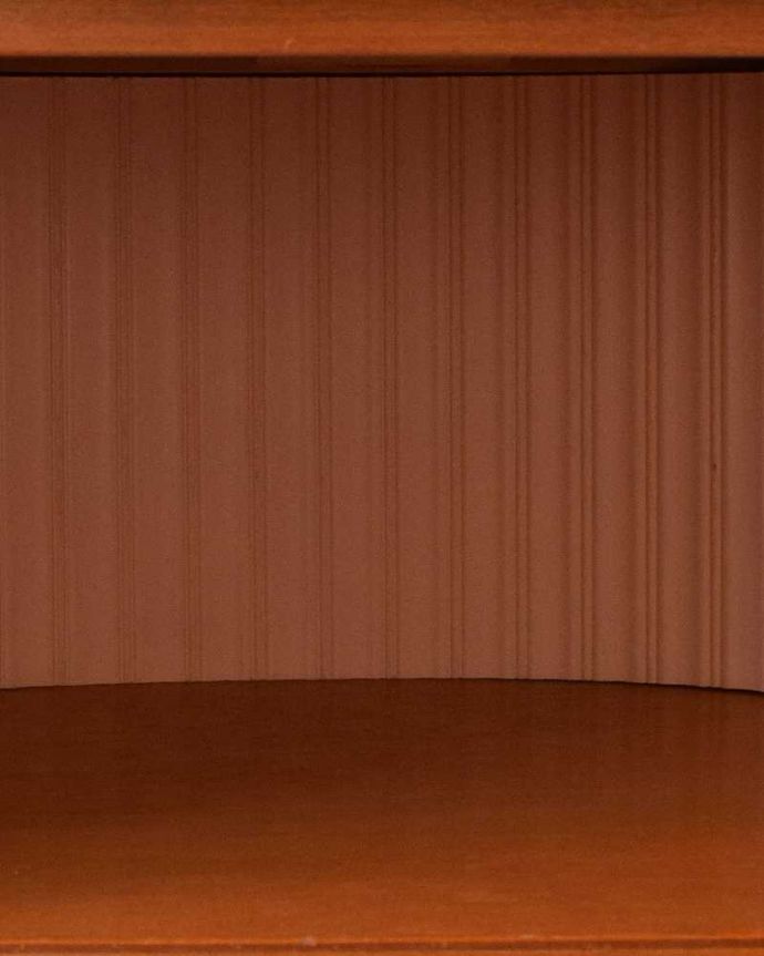 サイドボード　アンティーク家具　和室にもおすすめの北欧インテリア、レトロな雰囲気のサイドボード。キャビネットの雰囲気に合わせて貼り地の模様を選びました。(k-1843-f)