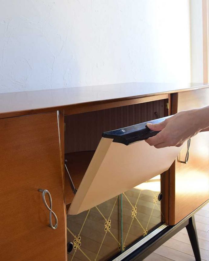 サイドボード　アンティーク家具　和室にもおすすめの北欧インテリア、レトロな雰囲気のサイドボード。中央の扉を開くと、カウンターテーブルのように使うことができます。(k-1843-f)