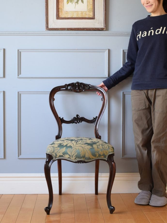 アンティークのバルーンバックチェア